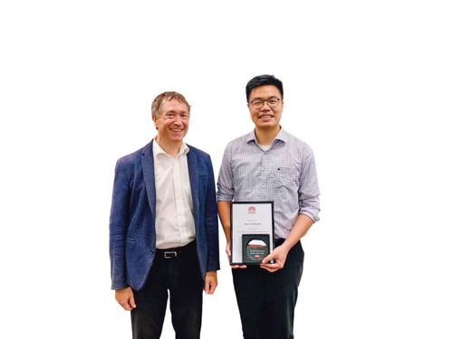 TS Huỳnh Minh Anh (bên trái) nhận giải thưởng Griffith Sciences Student Impact Award năm 2024