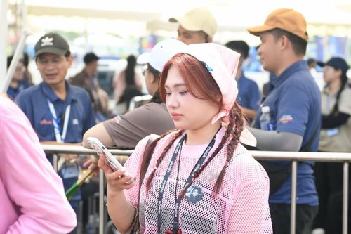 Hàng nghìn khán giả xếp hàng từ sớm vì muốn có vị trí đẹp để gặp thần tượng.