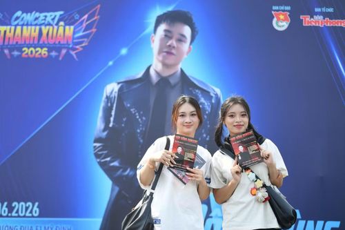 Người hâm mộ ủng hộ nam ca sĩ Đông Hùng.