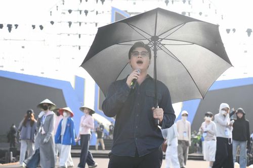 Đông Hùng đổ bộ concert Thanh xuân - sự kiện đặc biệt chào mừng kỷ niệm ngày thành lập Đoàn TNCS Hồ Chí Minh TPHCM, do Báo Tiền Phong tổ chức, với vị thế là một trong những giọng hát nam được săn đón nhất hiện tại.