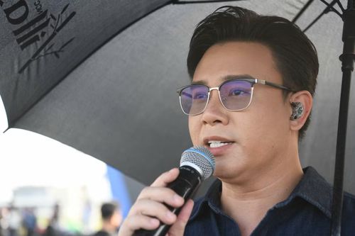Đông Hùng chọn trang phục lịch lãm khi tổng duyệt.