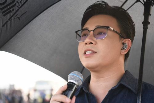 Đông Hùng cũng là nghệ sĩ tham gia Anh trai vượt ngàn chông gai 2026, hứa hẹn tiếp tục gây sốt mạng xã hội.