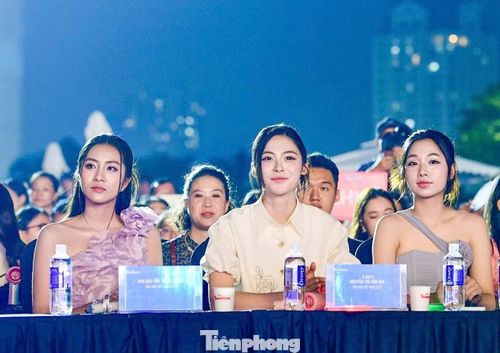 Cùng tham dự concert Thanh Xuân có Hoa hậu Việt Nam năm 2024 Hà Trúc Linh (trái), Á hậu 2 Hoa hậu Việt Nam năm 2024 Nguyễn Thị Vân Nhi (giữa) cùng các người đẹp...