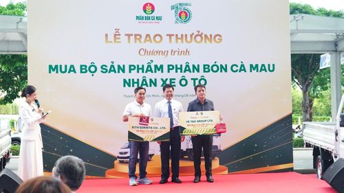 Các đối tác thị trường Campuchia nhận giải thưởng vàng trong chương trình xúc tiến bán hàng của Phân bón Cà Mau.