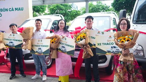 Các nhà phân phối xuất sắc nhận giải thưởng xe tải Thaco Towner.