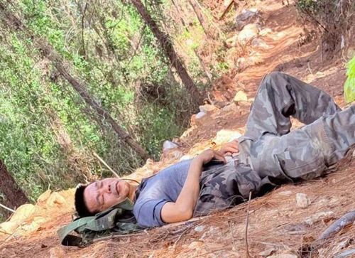Tranh thủ nghỉ ngơi khi khống chế thành công đám cháy.