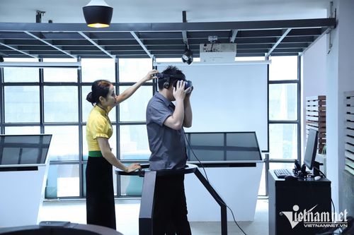 Du khách trải nghiệm thực tế ảo tại bảo tàng