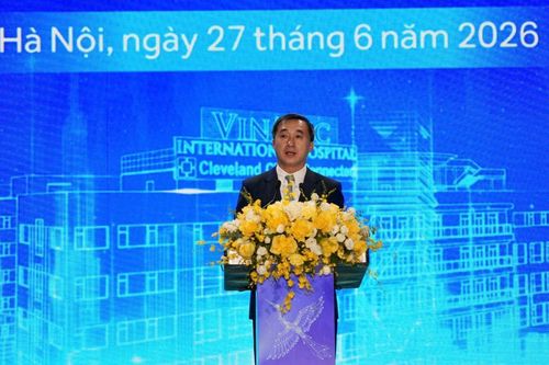 Giáo sư Trần Văn Thuấn - Thứ trưởng Bộ Y tế chia sẻ tại tọa đàm. Ảnh: Thanh Hải.