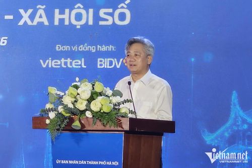 Ông Nguyễn Tiến Sỹ, Phó Giám đốc Sở KH&amp;CN thành phố Hà Nội giải đáp các kiến nghị, đề xuất của xã, phường liên quan đến chuyển đổi số, phát triển kinh tế số và xã hội số.
