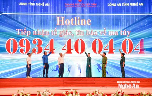 Các đại biểu thực hiện nghi thức kích hoạt đường dây nóng tiếp nhận thông tin tố giác tội phạm, tệ nạn ma túy. Ảnh: Minh Quân