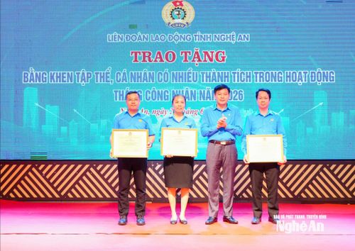 Chủ tịch Liên đoàn Lao động tỉnh Kha Văn Tám trao Bằng khen của Tổng Liên đoàn Lao động Việt Nam cho các tập thể, cá nhân. Ảnh: TL