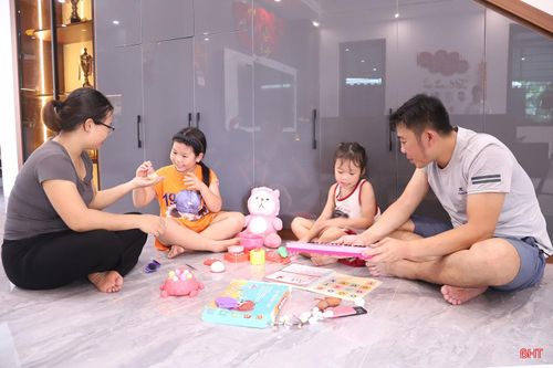Dù công việc bận rộn nhưng anh Trần Viết Ngãi và chị Dương Thị Việt Trinh vẫn luôn dành thời gian chăm sóc gia đình.
