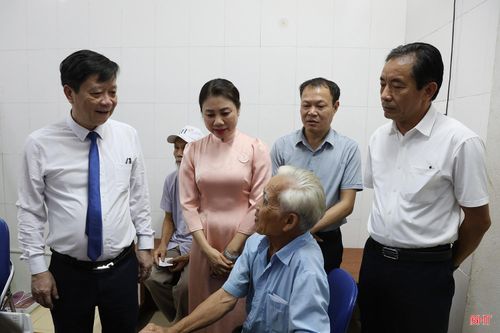 Lãnh đạo Ủy ban MTTQ tỉnh, Sở Y tế và phường Thành Sen trao đổi với người dân đến thăm khám...