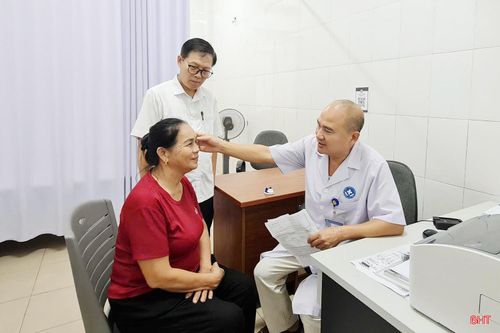Trung tâm Y tế Thành Sen tổ chức khám sức khỏe cho người dân phường Trần Phú.