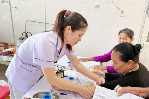 Cùng với BVĐK tỉnh, sáng 27/6, các cơ sở y tế trong toàn tỉnh cũng tiến hành tổ chức khám sức khỏe định kỳ cho người dân. Ảnh: Bệnh viện PHCN Hà Tĩnh khám sức khỏe cho người dân xã Kỳ Xuân.