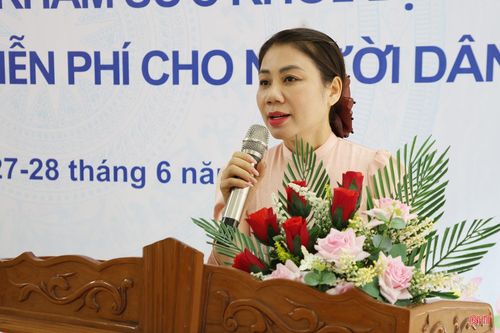 Phó Chủ tịch UBND phường Thành Sen Trần Thị Thủy Nga phát biểu hưởng ứng đợt cao điểm khám sức khỏe định kỳ cho người dân.
