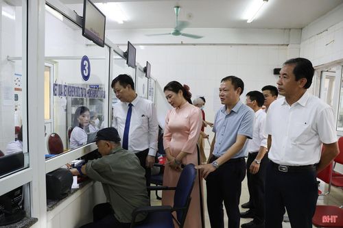 ... và kiểm tra tại khu vực lấy mẫu xét nghiệm máu.