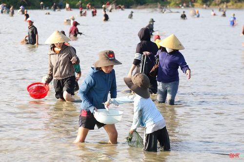 Trẻ em hào hứng với những thành quả đầu tiên.