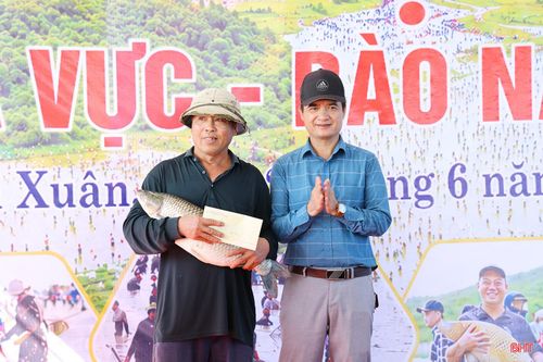 Kết thúc lễ hội, BTC đã trao giải nhất, nhì, ba cho các cá nhân bắt được cá có trọng lượng lớn nhất. Trong ảnh: BTC trao giải nhất cho ông Phan Văn Bình (thôn Gia Phú, xã Nghi Xuân) khi đánh bắt được cá trắm nặng 5,7 kg.