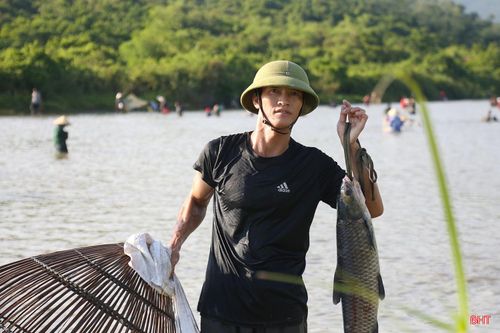 Niềm vui của các “nơm thủ” với “chiến lợi phẩm” là những con cá to.
