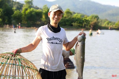 Anh Nguyễn Viết Hiệp đến từ phường Trường Vinh (Nghệ An) cho biết: "Những năm gần đây tôi đều tham gia Lễ hội đánh cá Vực Rào. Lần này rất vui vì tôi bắt được con cá nặng hơn 5 kg chỉ sau 15 phút tham gia".