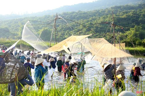 Sau hồi trống khai mạc, hàng trăm người với các loại nơm, rớ, vó... ùa xuống vực để “săn” cá.