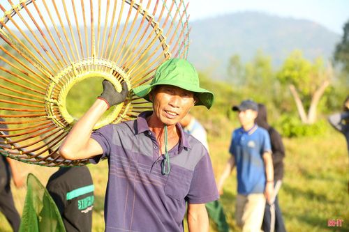 Từ sáng sớm, người dân mang theo các dụng cụ đánh bắt cá đổ về Vực Rào ở thôn Nam Viên để tham gia lễ hội.