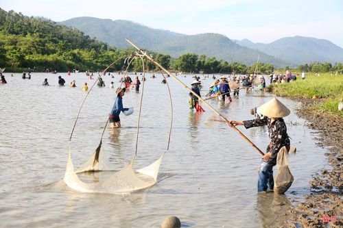 Lễ hội là dịp để bà con gặp gỡ, giao lưu, thắt chặt tình đoàn kết, đồng thời góp phần gìn giữ và phát huy những giá trị văn hóa truyền thống đặc sắc của quê hương.