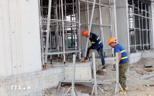 Thi công xây dựng nhà ở xã hội. (Ảnh: Nguyễn Chinh/TTXVN)