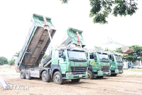 Thực hiện nghi thức động thổ khởi công dự án Nhà ở lưu trú cho công nhân, chuyên gia thuộc Khu công nghiệp Đại An mở rộng. (Ảnh: Mạnh Tú/TTXVN)