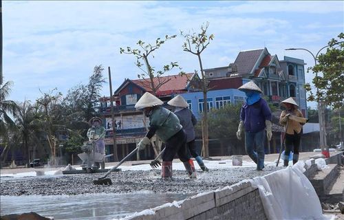 Công nhân hoàn thiện mặt bằng để chuẩn bị cho sự kiện công bố bộ nhận diện thương hiệu du lịch biển Giao Ninh.