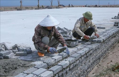 Công nhân thi công hạng mục tường rào, rãnh thoát nước.