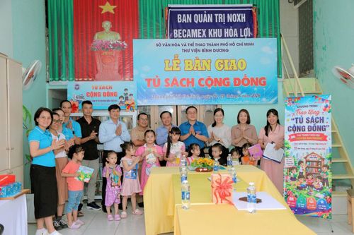 Thư viện Bình Dương phối hợp cùng chính quyền địa phương, Ban Quản lý khu nhà ở xã hội Becamex Hòa Lợi bàn giao “Tủ sách cộng đồng”, phục vụ nhu cầu đọc của người dân.