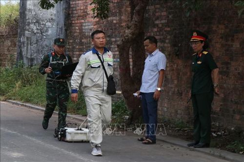 Sử dụng máy radar tần số kép khảo sát ở khu vực Cửa Chánh Tây (Kinh thành Huế).