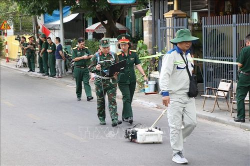 Triển khai khảo sát bằng thiết bị radar tần số kép xuyên đất để phân tích cấu trúc địa chất, từ đó có đánh giá vị trí cần khai quật.