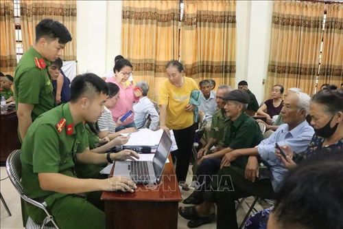 Thu nhận mẫu ADN của các thân nhân liệt sỹ. Ảnh: Trịnh Duy Hưng/TTXVN