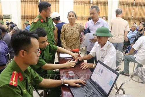 Thu nhận mẫu ADN của các thân nhân liệt sỹ. Ảnh: Trịnh Duy Hưng/TTXVN