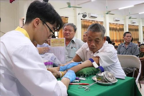 Thu nhận mẫu ADN của các thân nhân liệt sỹ. Ảnh: Trịnh Duy Hưng/TTXVN