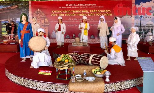 Trang phục truyền thống tại không gian trưng bày, trải nghiệm văn hóa truyền thống dân tộc Chăm.