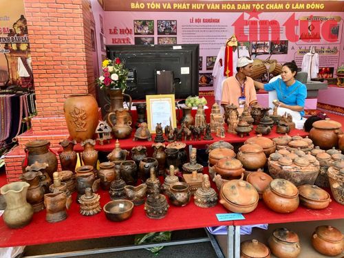 Những sản phẩm gốm truyền thống trưng bày tại khu trưng bày, trải nghiệm văn hóa truyền thống dân tộc Chăm.