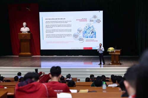 GS. Chử Đức Trình, Hiệu trưởng Trường Đại học Công nghệ, Đại học Quốc gia Hà Nội chia sẻ tại Hội thảo. Ảnh: Thanh Tùng/TTXVN