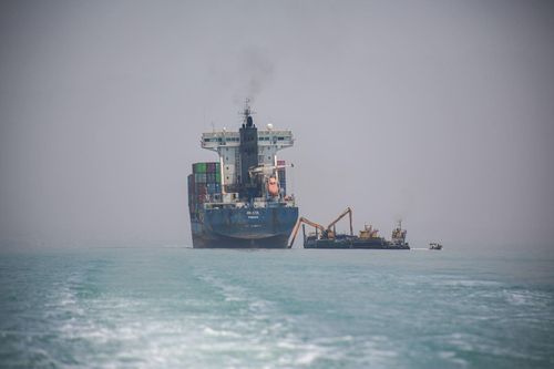 Một tàu container bị mắc cạn được giải cứu khi đang trong hành trình di chuyển qua eo biển Hormuz, ngày 18/6/2026. Ảnh: Anadolu Agency/TTXVN