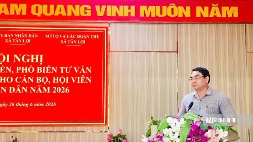 Ông Đặng Văn Tiến, Phó Chủ tịch UBND xã Tân Lợi phát biểu khai mạc hội nghị.