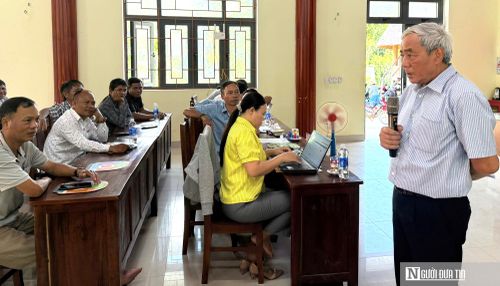 Ông Đoàn Văn Tri, báo cáo viên pháp luật Hội Luật gia thành phố Đà Nẵng, trình bày chuyên đề về đất đai và an toàn giao thông tại hội nghị.