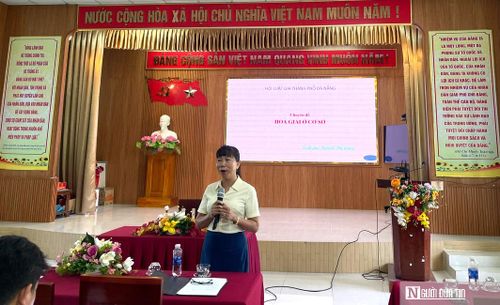 Bà Nguyễn Thị Dung trao đổi với người dân về các quy định pháp luật liên quan đến hôn nhân, gia đình và bảo vệ phụ nữ, trẻ em.