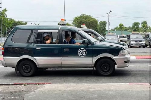 Thí sinh thực hành lái xe trong hình, một trong ba nội dung sát hạch còn lại sau khi bỏ phần thi mô phỏng từ ngày 1/7. Ảnh: Hoài Hận.
