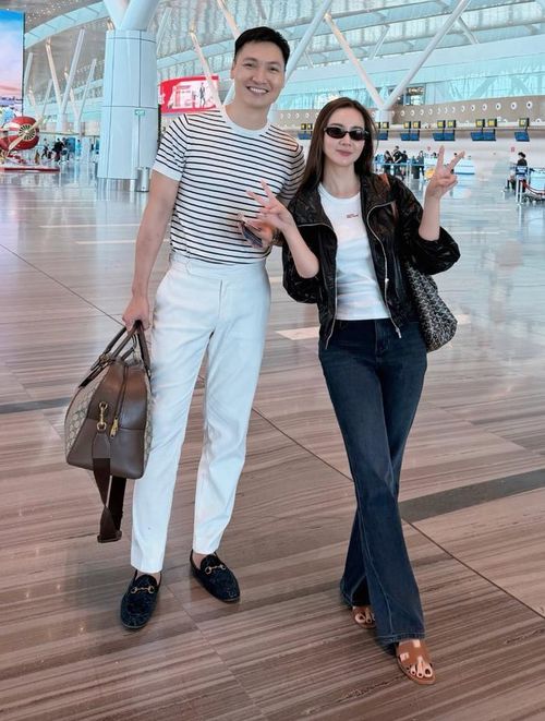 Huyền Lizzie vui vẻ chụp ảnh cùng Mạnh Trường. Ảnh: FBNV