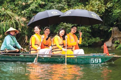 Nhìn từ trường hợp người chèo đò ở Ninh Bình, cộng đồng là đối tượng được hưởng lợi từ hợp tác công – tư. Ảnh: Minh Đường