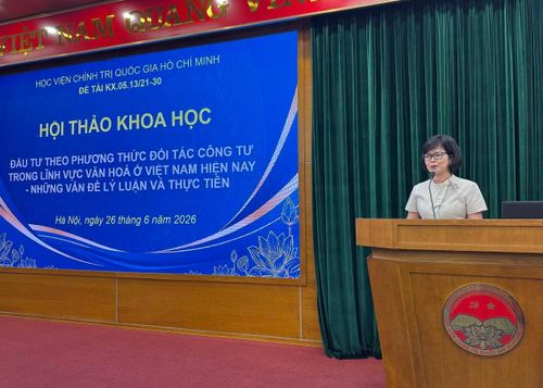 PGS-TS. Vũ Thị Phương Hậu đánh giá cao các tham luận được trình bày tại hội thảo.