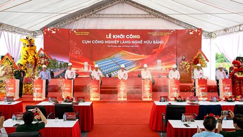 Các đại biểu nhấn nút khởi công dự án. Ảnh: Hoàng Anh
